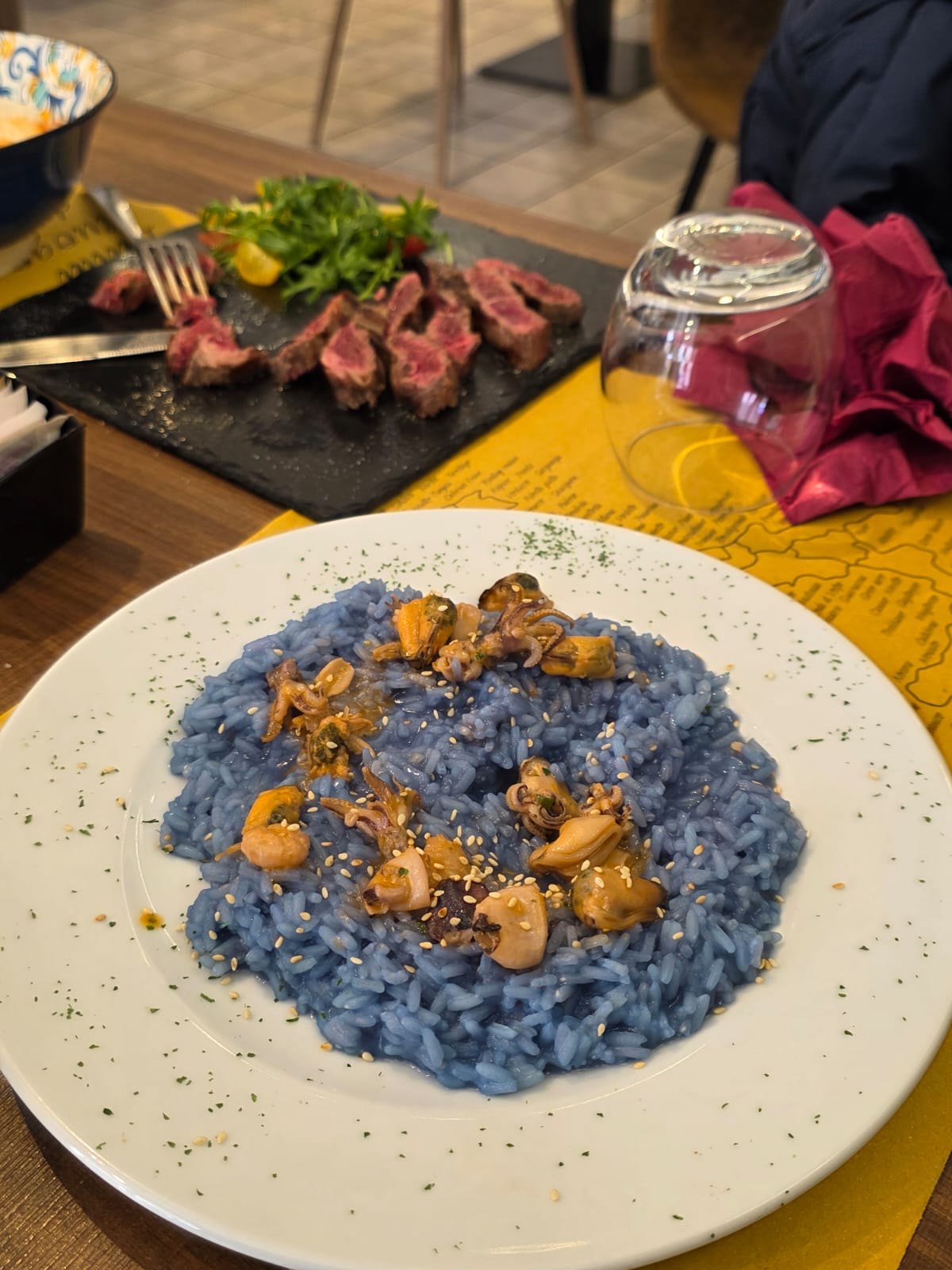 Risotto blu con frutti di mare