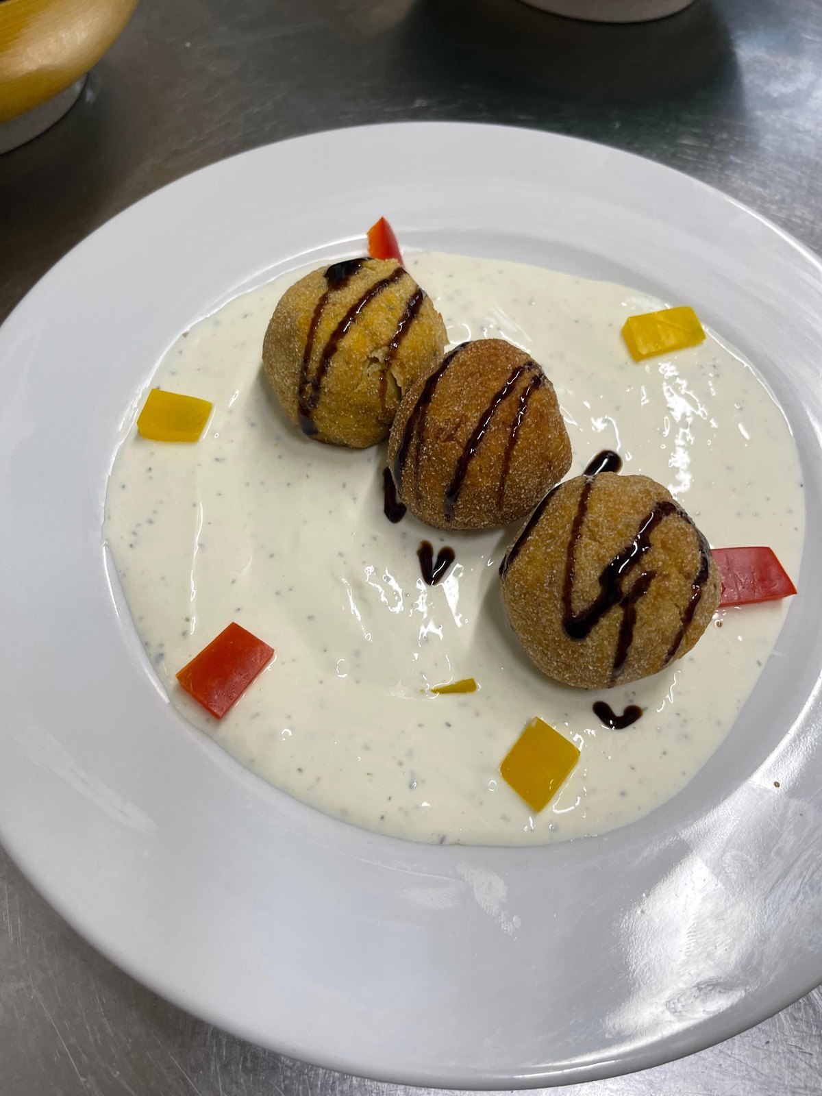 Crocchette con salsa allo yogurt e aceto balsamico