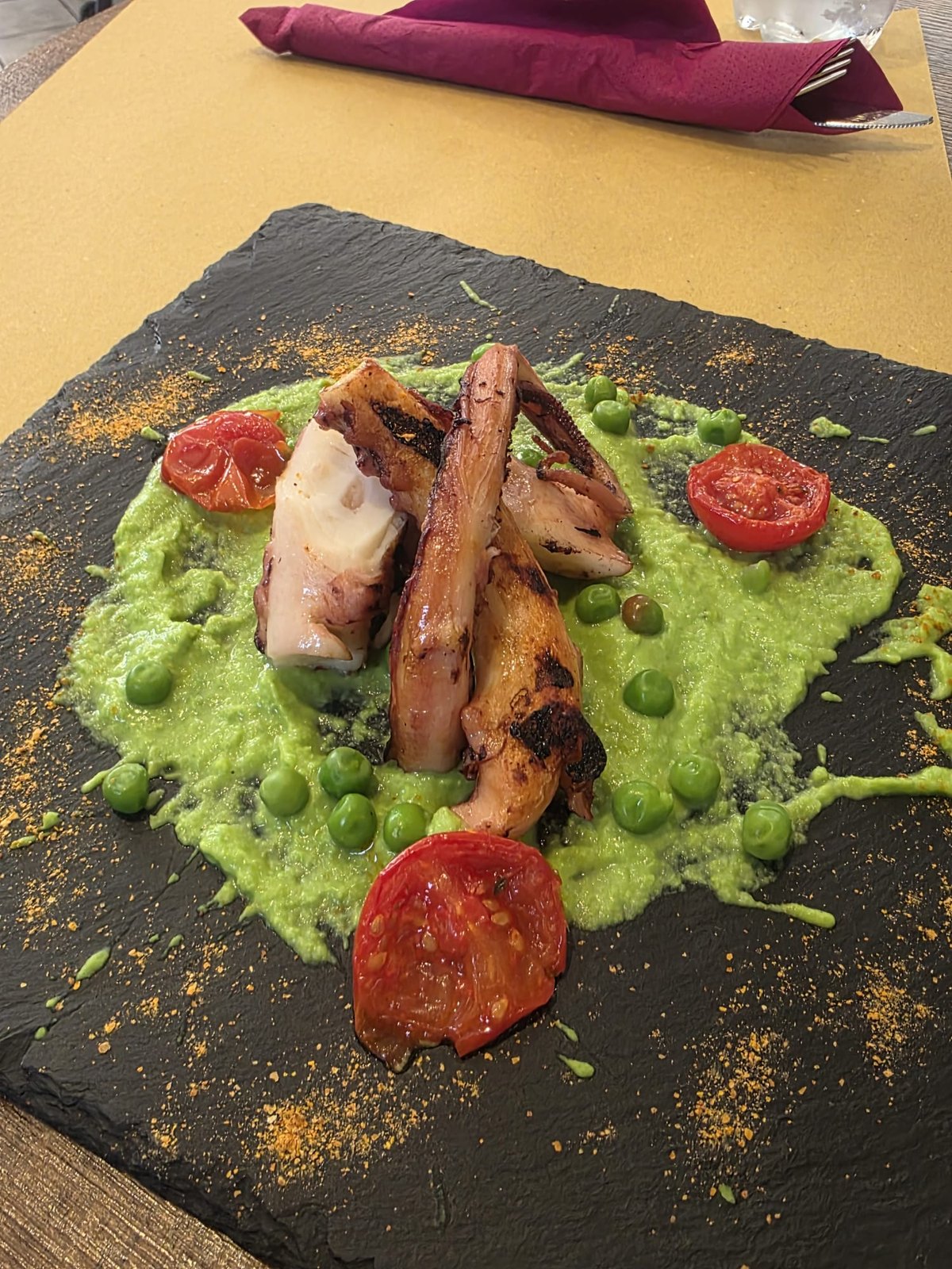 Polpo grigliato su crema di piselli