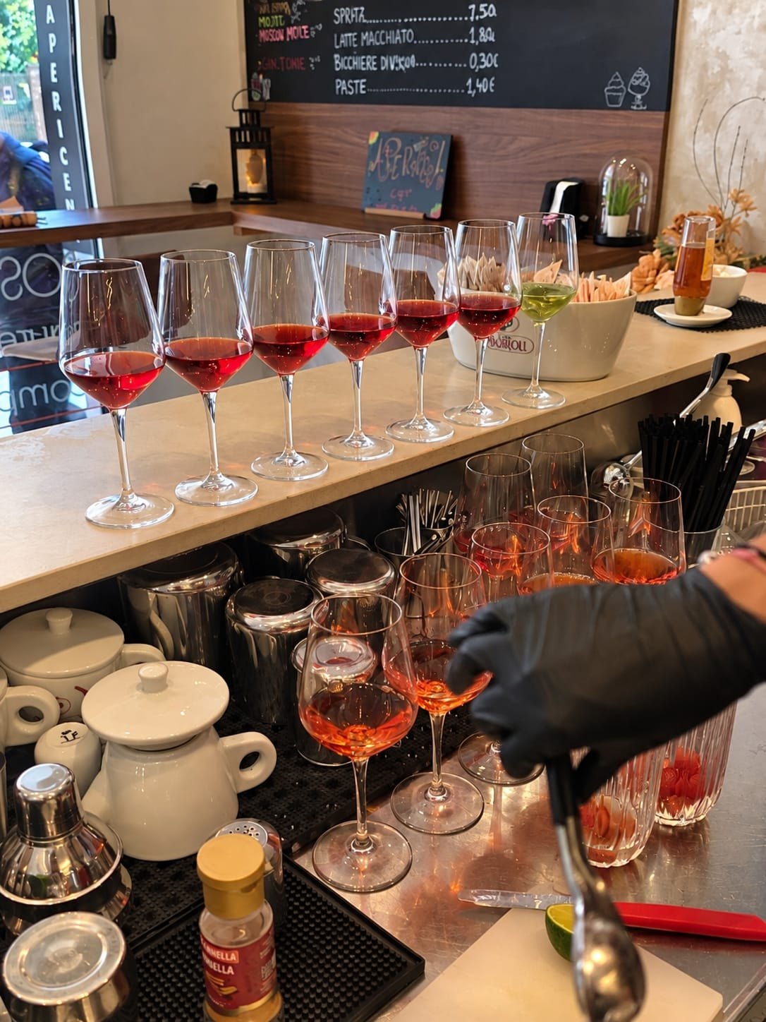 Calici di spritz allineati sul bancone