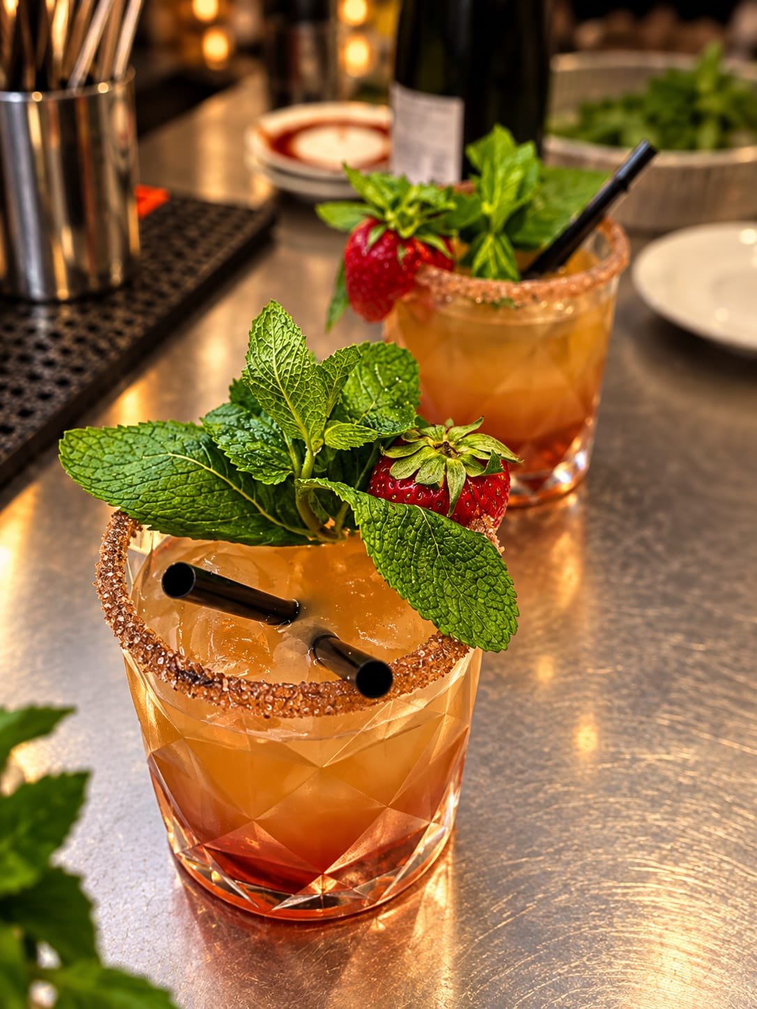 Cocktail con fragola, menta e bordo di zucchero