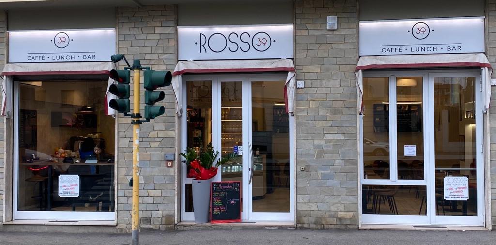 Facciata esterna del Bar Rosso 39 su Viale Morgagni, Firenze