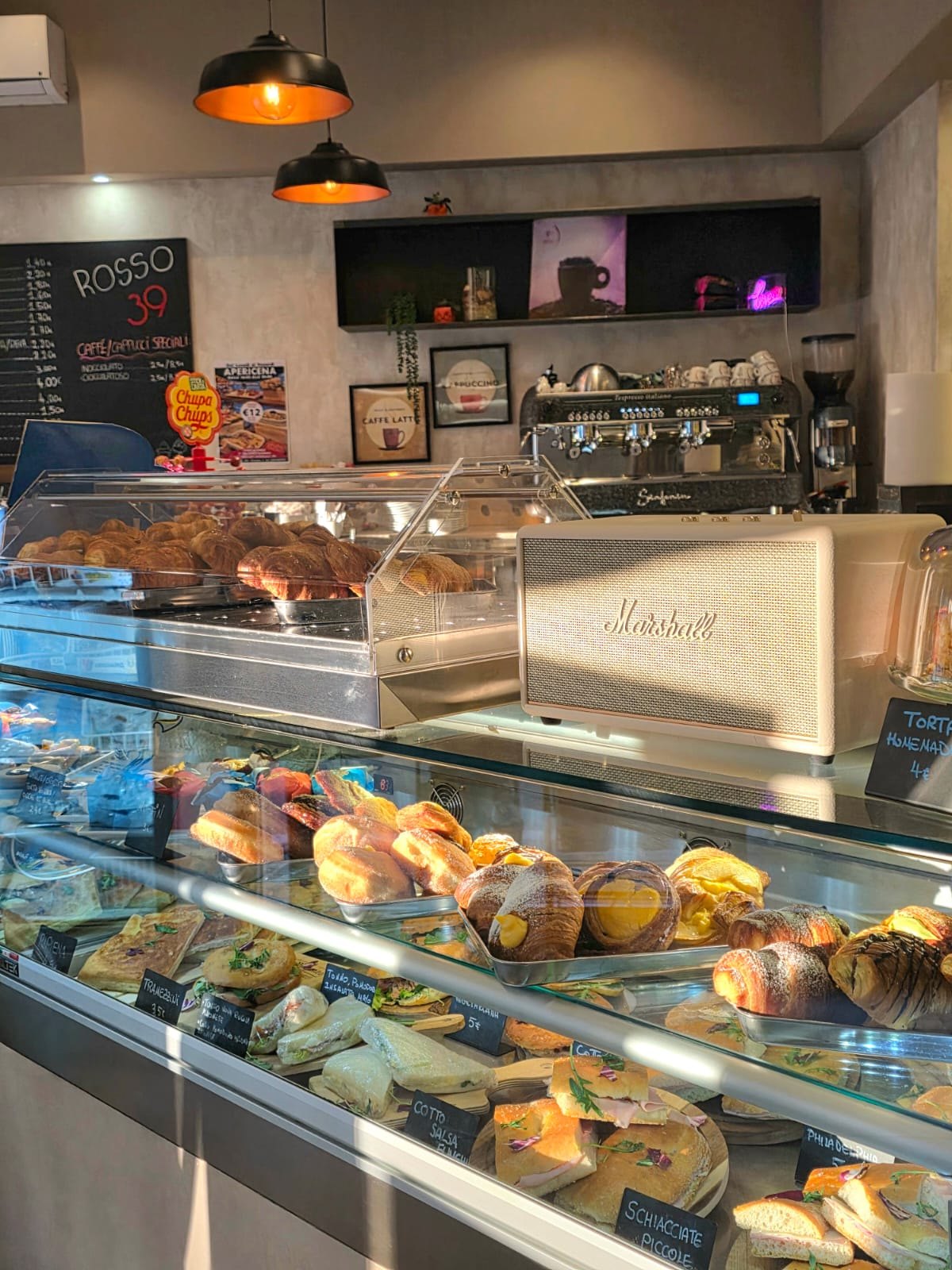 Bancone della colazione con cornetti, brioche e macchina del caffè