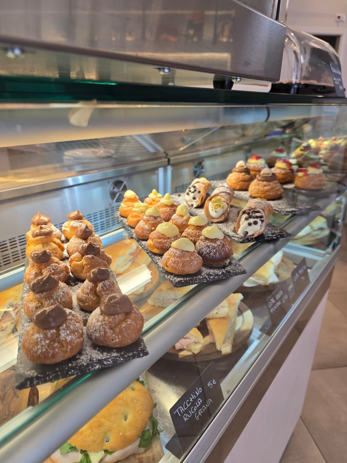 Vetrina con bignè, cannoli e pasticcini