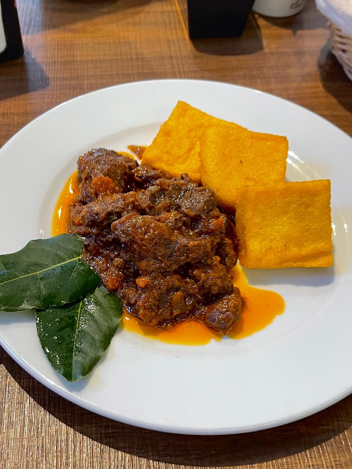 Spezzatino con polenta fritta